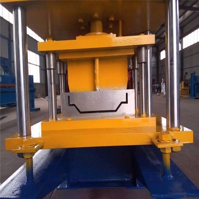 Aluminum rain gutter roll forming making machine